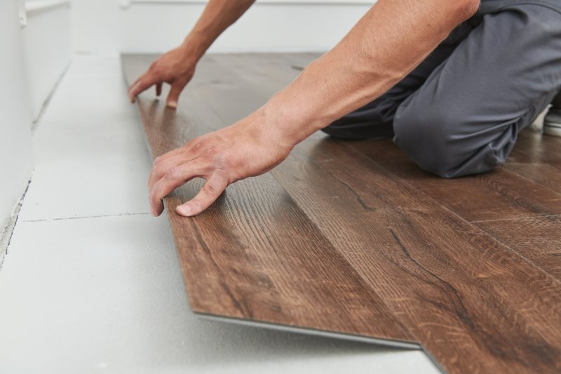 Professional laying vinyl floors